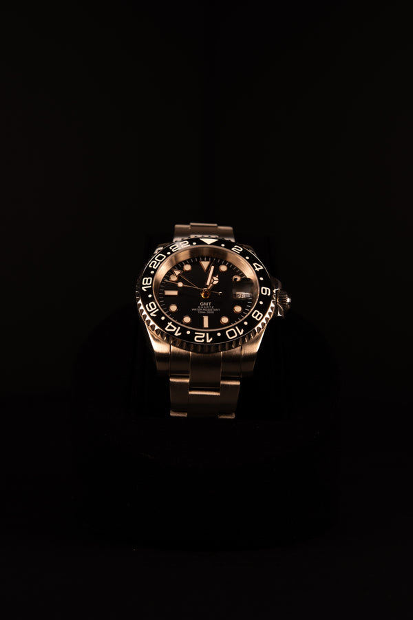 Crown Explorer Quartz GMT – Black, 40mm: esfera negra y brazalete de acero
